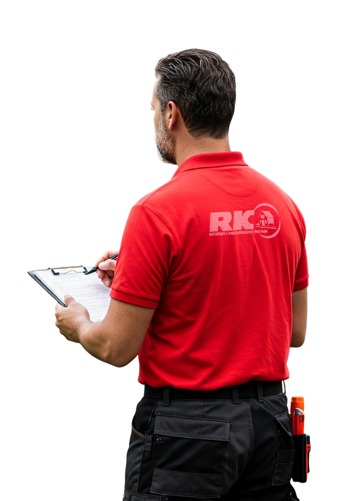 Ein Mann in einem roten Poloshirt schreibt auf ein Clipboard, Rückenansicht, mit Werkzeugen an der Hose.